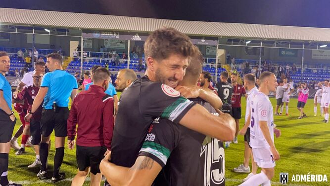 Ignacio Goma se abraza con Aitor Pons tras pasar a la final por el ascenso.