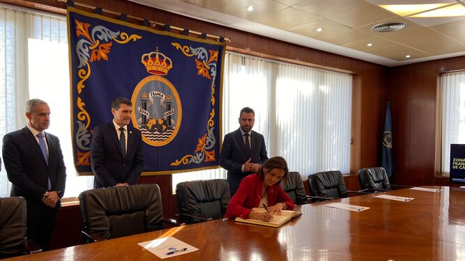 La ministra de Industria, Reyes Maroto, visita la sede de la Zona Franca de Cádiz.