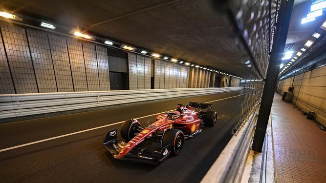 Charles Leclerc conduce su Ferrari por el mítico túnel de Montecarlo.