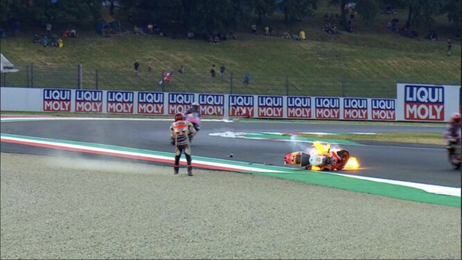 La moto de Márquez, en llamas.