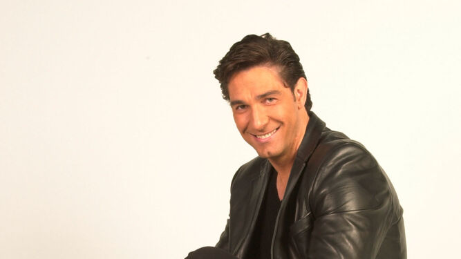 El actor y presentador Luis Lorenzo en el programa 'Decisión final' en 2002