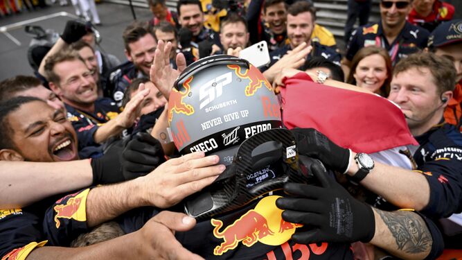 Checo es felicitado por su equipo tras ganar el GP de Mónaco.