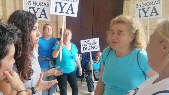 La candidata de Adelante Andalucía Leticia Blanco habla con las trabajadoras de ayuda a domicilio en San Fernando.do que "escuche" a las trabajadoras de ayuda a domicilio