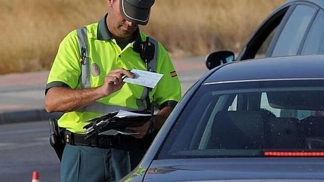 Agente de la Guardia Civil solicita documentación a conductor antes de ponerle una multa