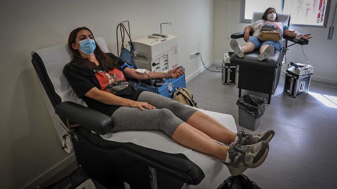 Dos jóvenes donan sangre en el Centro Regional de Transfusión Sanguínea, en el Hospital de Jerez.