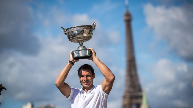 Rafael Nadal posa con la copa de Roland Garros delante de la Torre Eiffel.