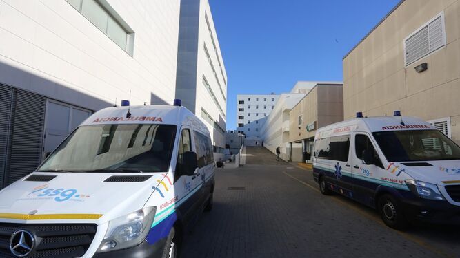 Ambulancias estacionadas en el Hospital de Jerez.