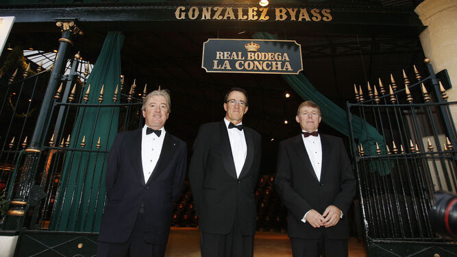 Jorge A. Grosse (d) junto a Mauricio González-Gordon y Pedro Rebuelta en el 175 aniversario de González Byass.