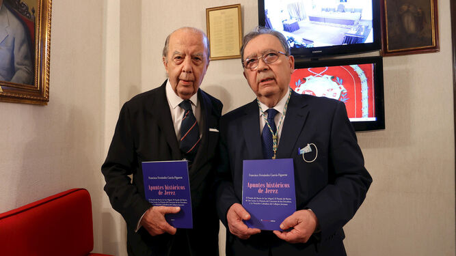 Francisco Fernández García-Figueras junto a Joaquín Ortiz Tardío, presidente de la Academia San Dionisio.