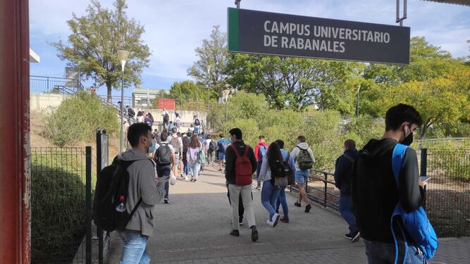 Usuarios de Renfe en el Campus de Rabanales.
