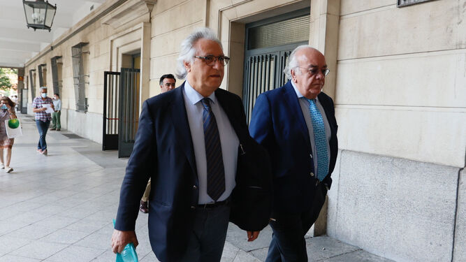 El concejal Francisco Camas, a su llegada al juzgado de Sevilla junto a su abogado Juan Pedro Cosano.