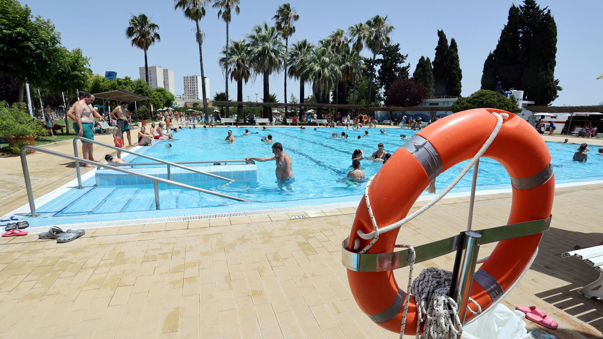 Im&aacute;genes del magn&iacute;fico ambiente en las piscinas del Club Nazaret de Jerez