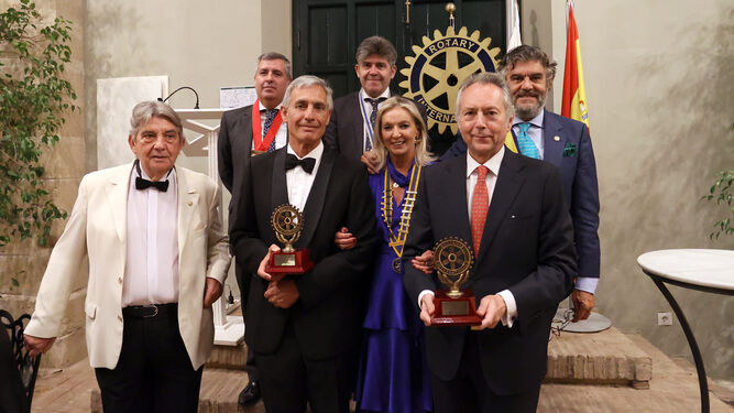 José Joly y Mario Gener, con sus galardones junto a Mercedes González, presidenta del Rotary Club de Jerez, y otros dirigentes rotarios.