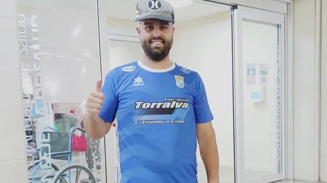 Fabio sale del Hospital Puerta del Mar de Cádiz con su camiseta del Xerez CD.