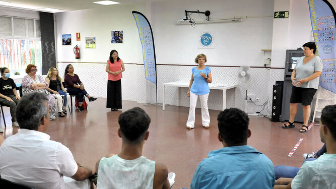 El Centro Comunitario Marco Marchioni -en la imagen, en una visita de la delegada Carmen Collado- albergará las actividades comunitarias de Verano Abierto al Sur 2022.