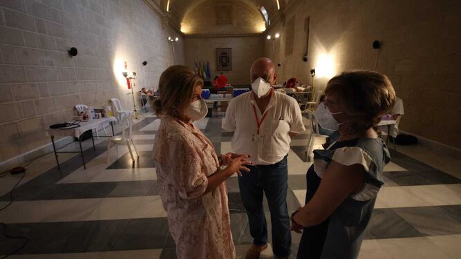 La delegada territorial de Salud y Familias en Cádiz, Isabel Paredes, y la delegada de Acción Social y Mayores, Carmen Collado, conversan en los Claustros de Santo Domingo.
