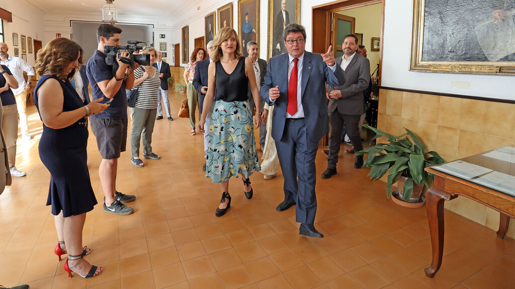 La ministra Pilar Alegr&iacute;a en el IES Coloma de Jerez