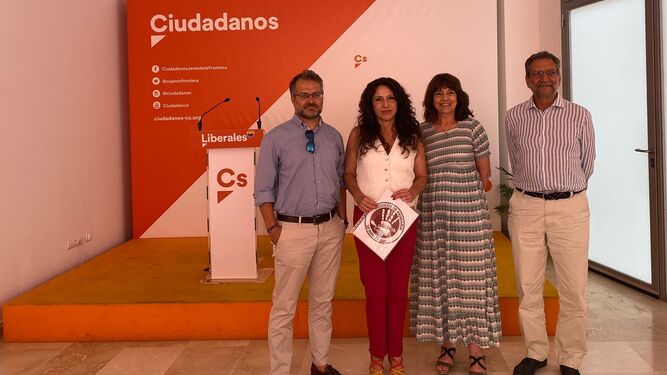 Rocío Ruiz, en Jerez con representantes de la plataforma Basta Ya.