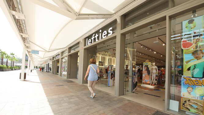 Un comercio del grupo Inditex en Luz Shopping, aún sin reclamos de las rebajas a la vista.
