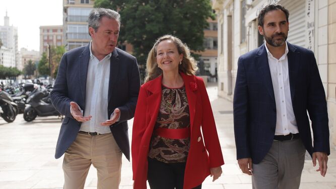 La ministra Nadia Calviño acompañada por Juan Espadas y Daniel Pérez, este miércoles en Málaga.