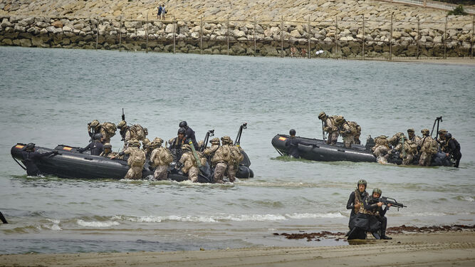 Los fusileros se retiran de la playa tras el asalto.