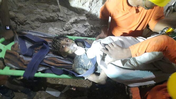 Rescatado con vida un niño atrapado más de 100 horas en un pozo en India