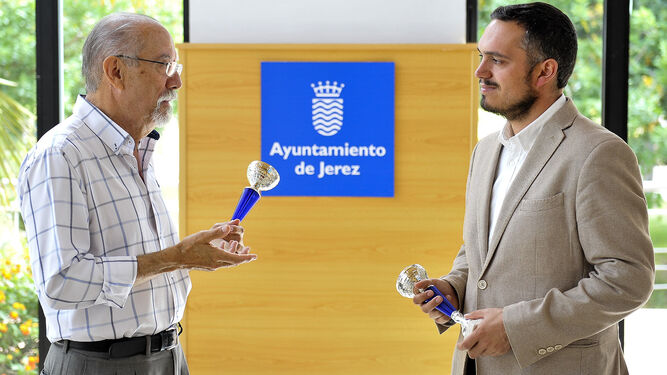 Jesús Alba sostiene uno de los trofeos que se entregarán en el Open.
