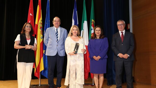 La alcaldesa recibe el galardón que distingue al Ayuntamiento de Jerez como premio ‘Escoba de Oro 2022’