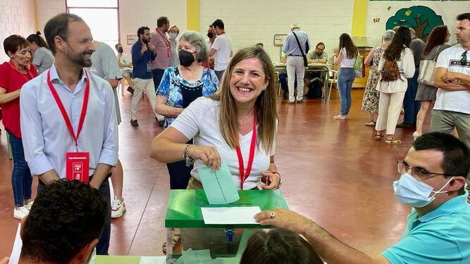 La socialista Irene García vota en Sanlúcar