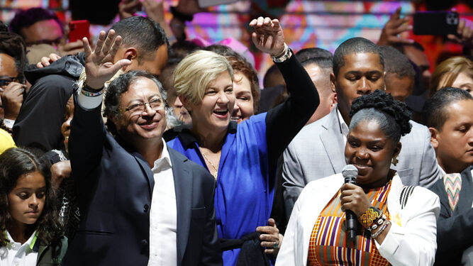 El presidente electo, Gustavo Petro, y la que será su vicepresidenta, Francia Márquez (dcha.), celebran su victoria en Bogotá.