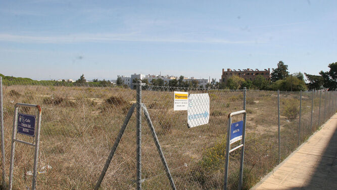 Una imagen de la parcela de la Angelita Alta donde se construirá la nueva Comisaría.