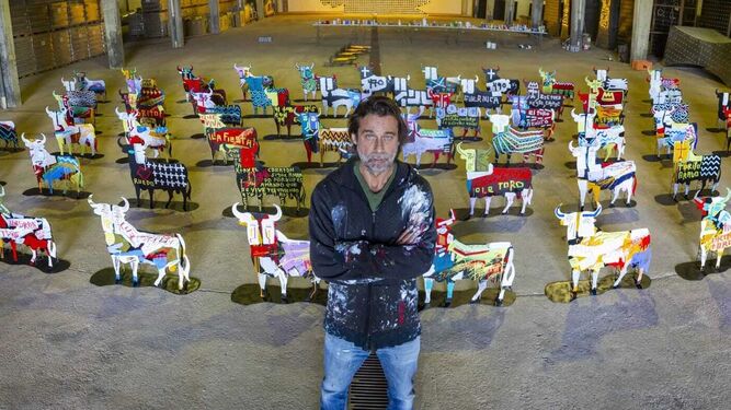Jordi Mollá, con las 65 siluetas del Toro de Osborne que ha decorado.