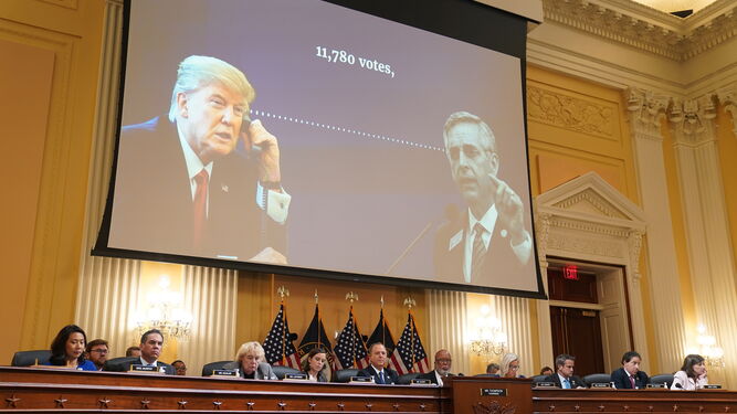 Imágenes de Trump y el secretario de Estado de Georgia, Brad Raffensperger, proyectadas durante la sesión del comité.