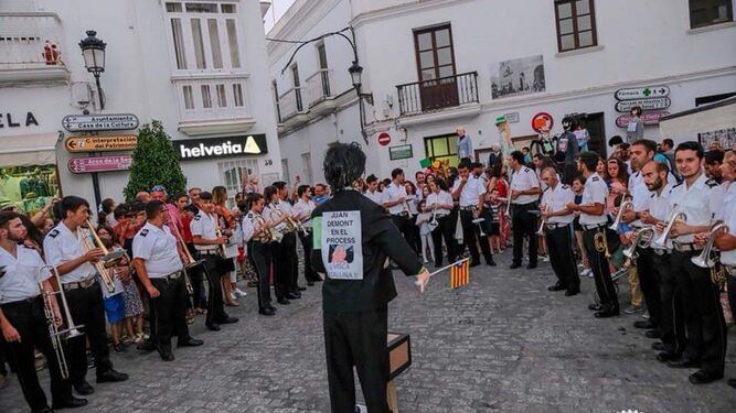 Imagen de archivo de uno de los desfiles previos a la candelá de San Juan de Vejer.