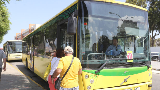Usuarios suben a uno de los autobuses  de la parada frente al Campo Municipal de Fútbol, en una imagen de archivo.