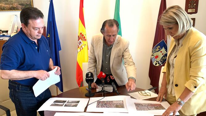 El alcalde preseta en rueda de prensa el proyecto de reforma y rehabilitación de distintas barriadas de Chiclana.