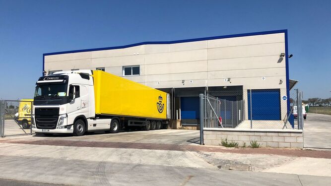 Un camión de Correos en las instalaciones del Parque Huelva Empresarial.