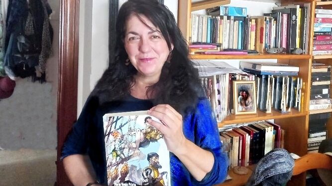La escritora sanluqueña María Regla Prieto mostrando un ejemplar de 'Magallánica', su nueva novela.