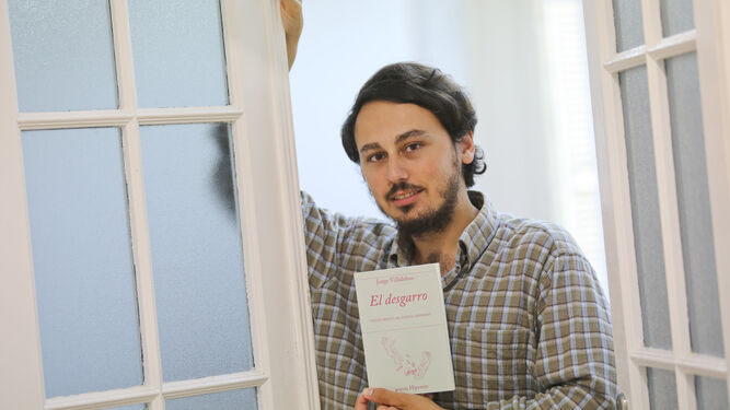 Jorge Villalobos con un ejemplar de 'El desgarro' con el que se llevó en 2018 el Premio Hiperión.