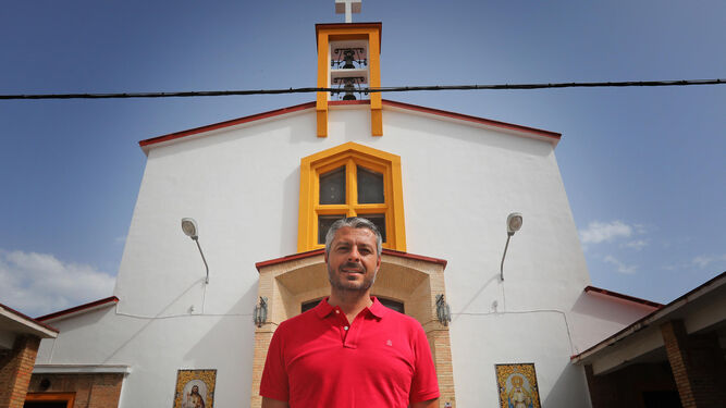 Manuel Jesús Tristán delante de la parroquia de Las Viñas.