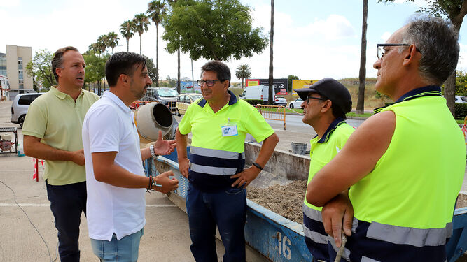 José Antonio Díaz conversa con los funcionarios interinos encargados de la ejecución de la mejora de acerados.