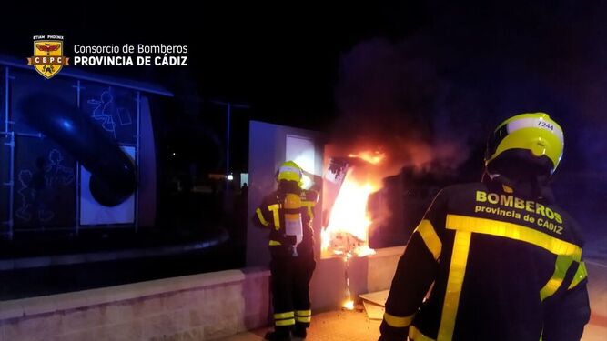 Bomberos sofocan un incendio en un McDonald de Chiclana