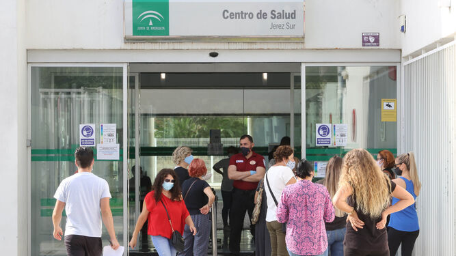 Usuarios a las puertas del centro de salud Jerez Sur.