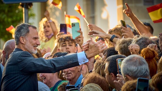El Rey Felipe VI saludó efusivamente a muchas de las personas que se acercaron hasta la Plaza del Polvorista.