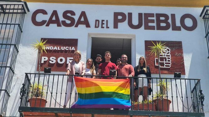 El PSOE de Chiclana desplegó la bandera del Orgullo LGTBI+ en la Casa del Pueblo.