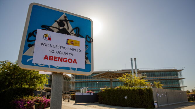 Carteles reivindicativos pegados en señales viarias ante la sede de Abengoa, en el Campus Palmas Altas de Sevilla.