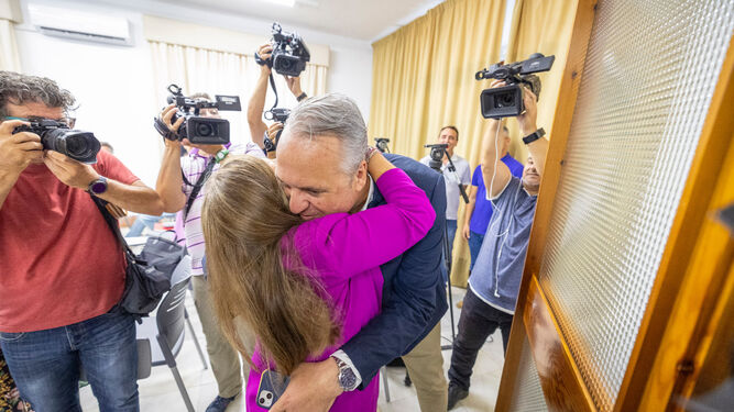Irene García y Juan Carlos Ruiz Boix se abrazan este martes.