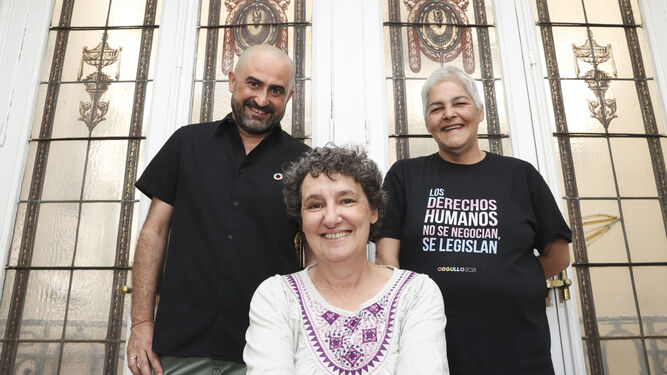 Beatriz (c), Toni (izq.) y Uge (dcha.), figuras destacadas del activismo LGTBI.