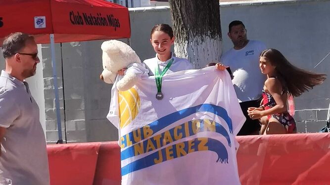 Virigina Ruz, en el podio con su medalla de bronce  en los 200 espalda.