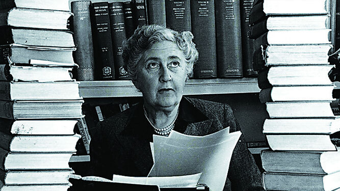 Agatha Christie, rodeada de libros.